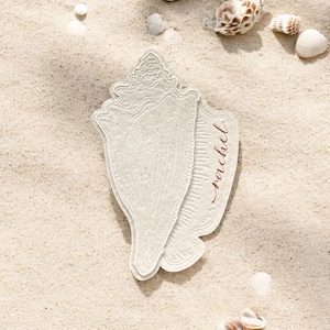 Tarjeta de lugar con forma de caracola - Tarjetas de lugar escritas a mano con detalles de caracola prensada - Tarjetas de lugar con caligrafía manuscrita de lujo