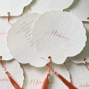 Schelp bruiloftsmenukaart met kwastje en kalligrafie – kusttrouwmenu met reliëf | Elegant trouwmenu | Menukaart strandthema