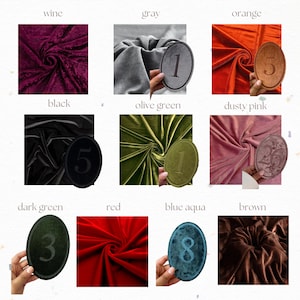 K&ouml;nnte beinhalten: Eine Sammlung von Samtstoffmustern in Weinrot, Grau, Orange, Schwarz, Olivgr&uuml;n, Altrosa, Dunkelgr&uuml;n, Rot, Blau-Aqua und Braun. Mehrere Muster zeigen ovale Etiketten mit den aufgedruckten Zahlen 1, 3, 5, 8 und 26.