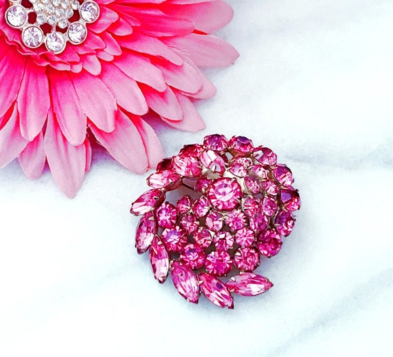 Vintage Weiss Fuchsia Pink Rhinestone Swirl Brooch Gem