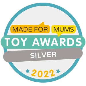 Op de afbeelding: Een blauwe en witte cirkel met de tekst "MADE FOR MUMS TOY AWARDS SILVER 2022" in geel en wit.