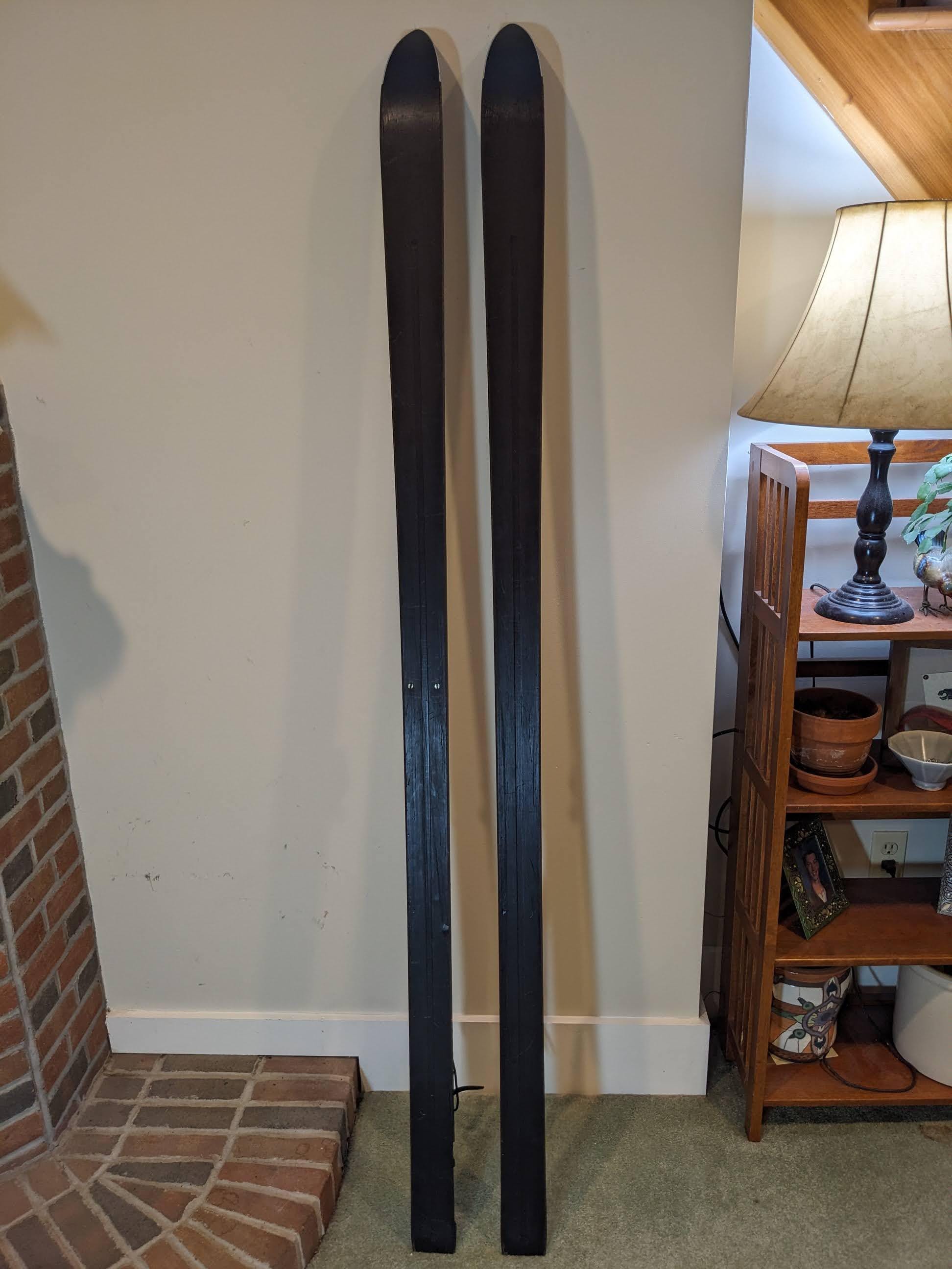 Vintage Skis, Alpineglass, Wooden, Beautiful Blue Top. Tyrolia