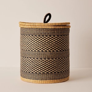 Handwoven Large Laundry Basket with a lid– Natural Woven Hamper for Clothes, Towels & Blankets – Eco-Friendly Home Storage