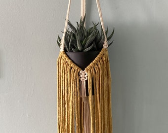 Colgador de plantas de macramé con flecos