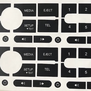 Puede incluir: Pegatinas negras para superposición de panel de control con texto blanco. Las pegatinas incluyen etiquetas para RADIO, MEDIA, EJECT, 1, 2, 3, 4, 5, 6, SETUP, TEL y símbolos de encendido y navegación. Diseñado para automoción.