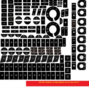 Op de afbeelding: Een verzameling zwarte stickers voor autoknopjes met witte tekst. De stickers bevatten labels voor CD, FM, AM, Menu, Auto, Off, Econ, Dual en raambediening. De afbeelding bevat ook labels voor lichten en andere autofuncties.