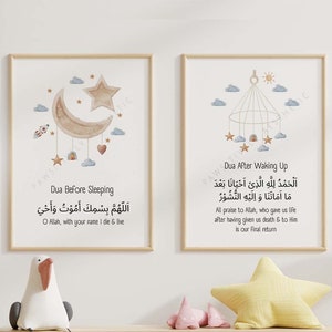 Puede incluir: Dos impresiones de arte de guardería imprimibles con oraciones islámicas en árabe e inglés. La primera impresión presenta una luna creciente, estrellas y corazones. La segunda impresión presenta un móvil con nubes y estrellas. Ambas impresiones tienen un fondo blanco y están enmarcadas en madera.