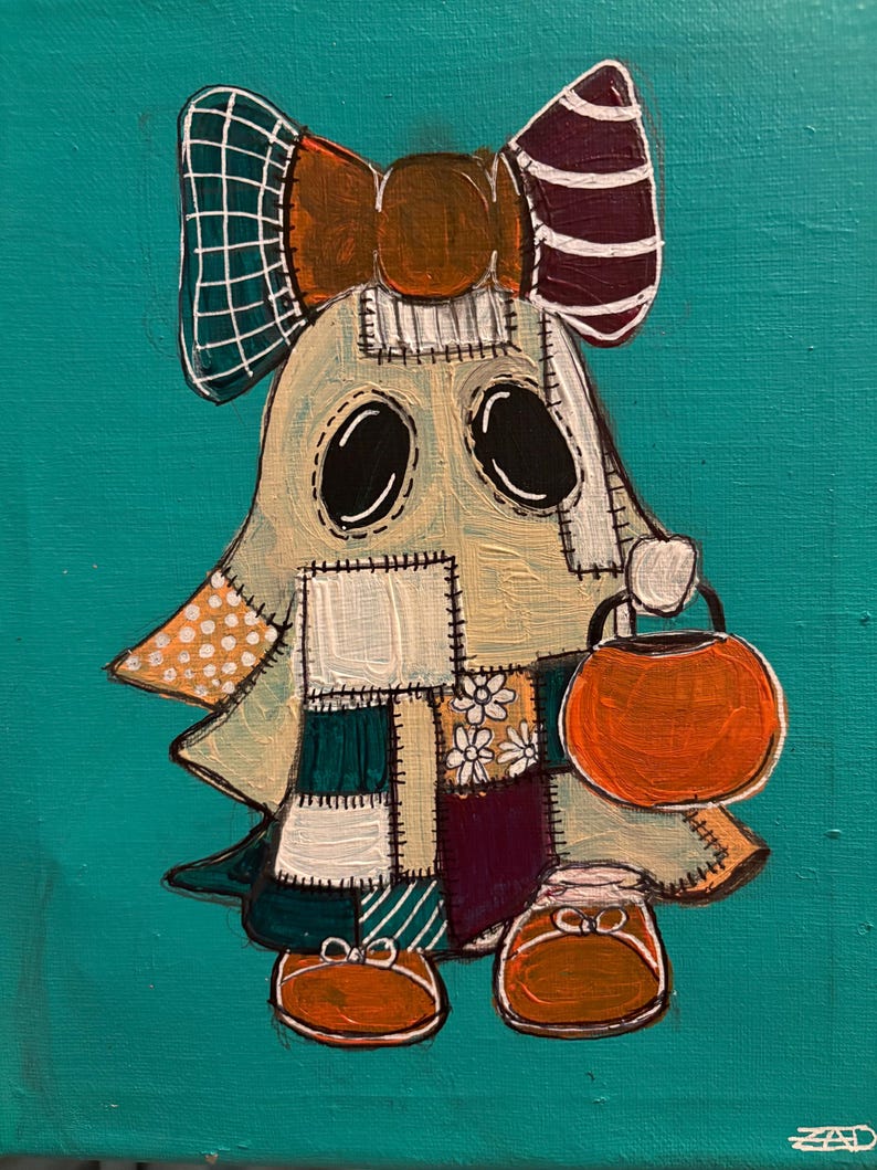 Pu&ograve; includere: Un dipinto su sfondo verde acqua raffigurante un personaggio fantasma che indossa un lenzuolo patchwork con vari motivi e colori. Il fantasma ha un grande fiocco sulla testa, occhi ovali neri e tiene in mano un secchiello a forma di zucca.