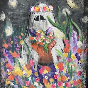 Könnte beinhalten: Acrylgemälde einer geisterhaften Figur in einem Feld bunter Blumen. Die Figur trägt einen Blumenkranz und hält einen Blumenstrauß. Der Hintergrund ist dunkel mit Mond und Sternen.
