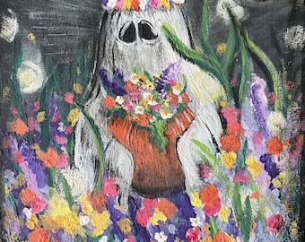 Può includere: Dipinto acrilico di una figura spettrale in un campo di fiori colorati. La figura indossa una corona floreale e tiene in mano un bouquet. Lo sfondo è scuro con una luna e stelle.