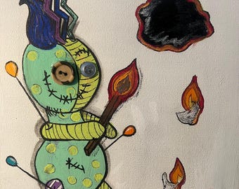 Può includere: Un dipinto originale su tela raffigura una stravagante figura di bambola voodoo nei toni del verde, giallo e viola, che tiene una torcia. L'opera d'arte include un vuoto nero e tre illustrazioni di fiamme. La firma dell'artista è in basso a destra.