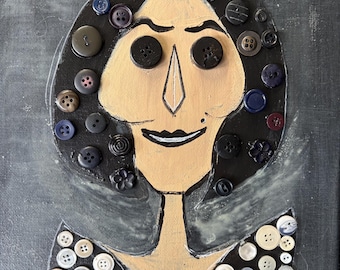Può includere: Un'opera d'arte a tecnica mista su tela raffigurante il ritratto stilizzato di una figura con volto dipinto in beige e capelli neri. I capelli e l'abbigliamento sono decorati con numerosi bottoni neri, bianchi e grigi di varie dimensioni.