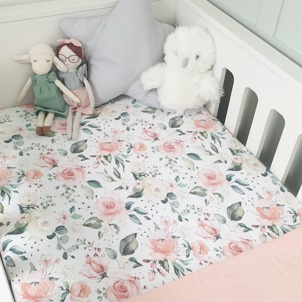 Drap-housse pour lit bébé. Drap de lit bébé en coton à fleurs pour fille. Draps pour lit de bébé. Sans plis