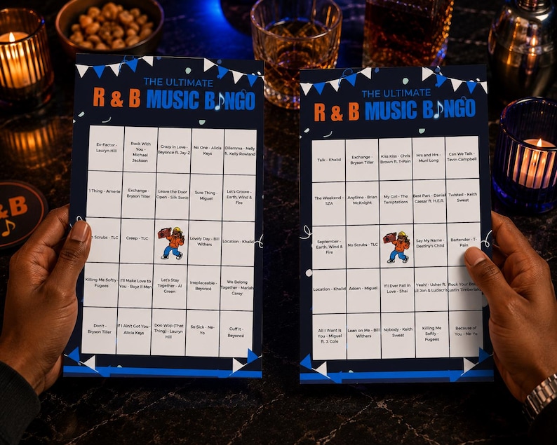 Może przedstawiać: Dwie prostokątne karty do gry zatytułowane The Ultimate R&B Music Bingo z ciemnoniebieskim tłem, białą siatką i niebieskimi chorągiewkami. Każda karta zawiera listę tytuł&oacute;w piosenek i wykonawc&oacute;w oraz małą ilustrację postaci w środku.