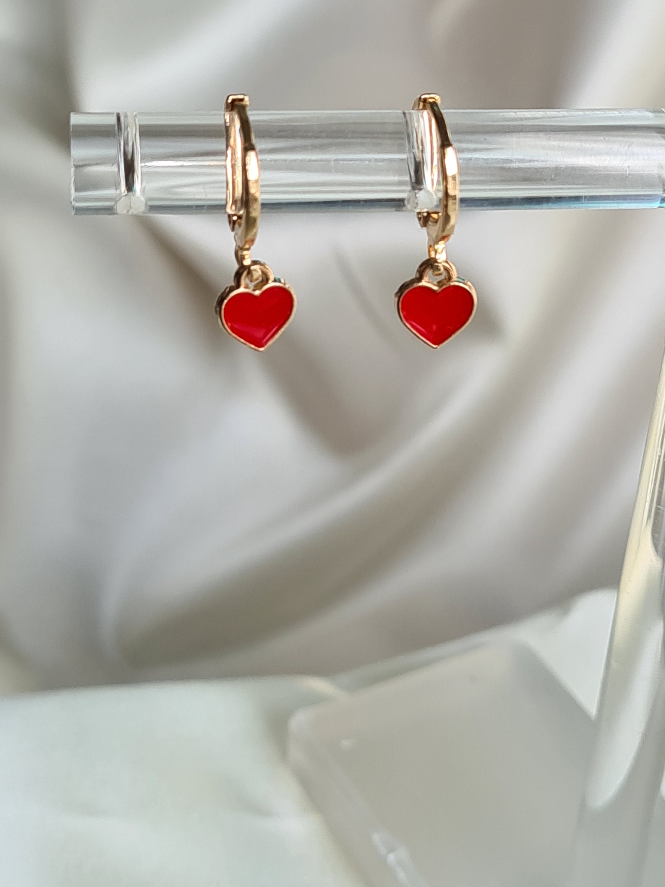 Orecchini A Cerchio Huggie Con Cuore Rosso Smaltato - Placcati Oro 14K, Ipoallergenici E Leggeri Per Donna
