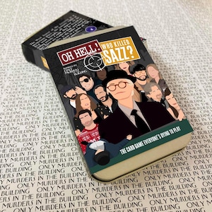 Bon sang... Qui a tué Sazz ? - Le jeu de cartes inspiré par Only Murders - Mabel, Oliver, Charles, Sazz Arconia, Killer, Murder, Podcast, Crime