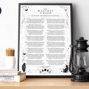 Pode incluir: Um cartaz imprimível em preto e branco com o texto "The Witches Creed" e um poema sobre as crenças das bruxas. O cartaz é decorado com estrelas, luas e penas.
