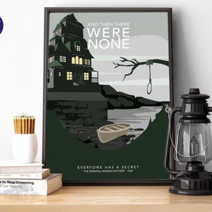 以下が含まれることがあります： 暗い緑色の背景に、木に吊るされた絞首刑の紐と家のシルエットが描かれたポスター。ポスターの上部には白い文字で「And Then There Were None」と書いてある。ポスターの下部には白い文字で「Everyone Has A Secret」と書いてある。その下の白い文字で「The Original Murder Mystery - 1939」と書いてある。