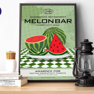 Może przedstawiać: Oprawiony plakat z zielonym tłem przedstawia wzór arbuza. Plakat zawiera tekst "MELONBAR" i "AWARDED FOR MEETING PRODUCTIVITY TARGETS". Czarna latarnia i biały wazon z ołówkami znajdują się na drewnianej powierzchni.