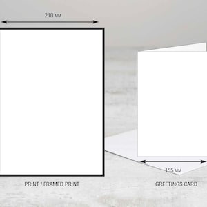 Puede incluir: Una impresi&oacute;n o impresi&oacute;n enmarcada de 29,7 cm x 21 cm, y una tarjeta de felicitaci&oacute;n de 22 cm x 15,5 cm. La imagen muestra los tama&ntilde;os de los productos.