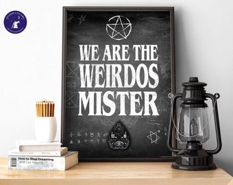 Könnte beinhalten: Schwarz-weiß Druck mit dem Text "We are the weirdos mister" auf einem schwarzen Tafelhintergrund. Der Druck zeigt ein Pentagramm, ein Ouija-Brett und andere okkulte Symbole.