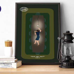 Może przedstawiać: Czarny plakat w ramie z zielonym i żółtym tłem. Plakat przedstawia kobietę w niebieskiej sukience unoszącą się nad stołem konferencyjnym. Tekst na plakacie brzmi "LUMON" i "WHO ARE YOU?"