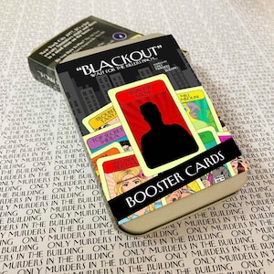 Hijo de Sam - Blackout El Juego de Cartas - LATA DE CARTAS DE SOBRE - Juego de Misterio de Asesinato, Solo Asesinato en el Edificio, Mabel, Oliver, Charles, Arconia