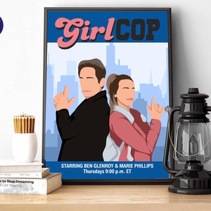 Only Murders にインスパイアされた - Girl Cop -Ben Glenroy & Marie Phillips- A4/A3 プリント、グリーティング カード、額入り、ポスター、チャールズ、オリバー、メイベル、アルコニア