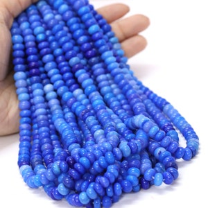 以下が含まれることがあります： 明るい色から濃いコバルトブルーまで、さまざまな色合いの青いビーズの連なり。 丸くて均一なビーズが、流れるような質感を作り出しています。 ジュエリー作りやクラフトプロジェクトに最適です。