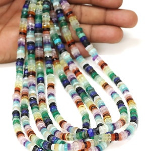 Puede incluir: Una hebra de cuentas de piedras preciosas de colores, incluyendo amatista, aguamarina, cornalina, citrino, esmeralda, granate, jaspe, lapislázuli, malaquita, piedra lunar, ópalo, peridoto, cuarzo rosa, rubí, zafiro, ojo de tigre y turquesa.