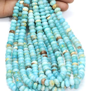 Op de afbeelding: Een streng lichtblauwe, ronde edelsteen kralen met bruine en witte marmering. De kralen zijn ongeveer 4 mm in diameter.