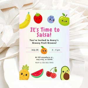 Könnte beinhalten: Eine farbenfrohe Einladung zu einer "Groovy Fruit Groove"-Party mit einem Frucht-Salsa-Thema. Die Einladung zeigt eine Vielzahl von Früchten mit lächelnden Gesichtern, darunter eine Banane, eine Erdbeere, eine Blaubeere, ein Apfel, eine Orange, eine Ananas, eine Wassermelone, eine Avocado und Kirschen. Der Text auf der Einladung lautet "It's Time to Salsa!" und enthält Datum, Uhrzeit und RSVP-Informationen.