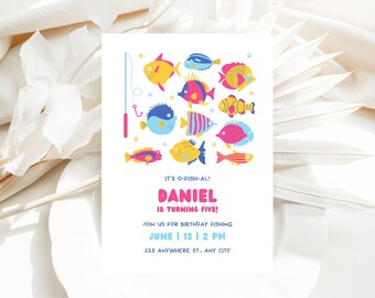 Peut inclure: Une invitation d'anniversaire colorée sur le thème de la pêche. Elle indique "C'est O-Fish-Al! Daniel a cinq ans!" et invite les invités à une fête de pêche d'anniversaire le 13 juin à 14h00. L'invitation présente une variété d'illustrations de poissons colorés.