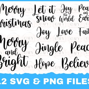 Può includere: Un set di 12 file SVG e PNG a tema natalizio con frasi come "Buon Natale", "Che nevichi", "Gioia per il mondo", "Pace sulla Terra", "Allegri e luminosi", "Jingle", "Speranza", "Credere", "Gioia", "Amore", "Fede" e "Pace".