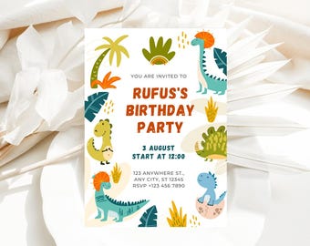Op de afbeelding: Een kleurrijke dinosaurus-thema verjaardagsuitnodiging voor Rufus. De uitnodiging toont verschillende dinosaurussen in verschillende kleuren en poses, samen met palmbomen en andere jungle-elementen. De tekst op de uitnodiging luidt "U bent uitgenodigd voor Rufus' verjaardagsfeest", "3 augustus", "Start om 12:00 uur", "123 Anywhere St., Any City, ST 12345", en "RSVP +123 456 7890".