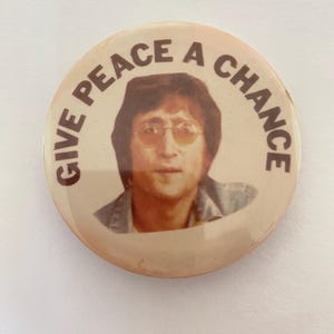 John Lennon Give Peace A Chance Original Vintage Pin, Pinback
