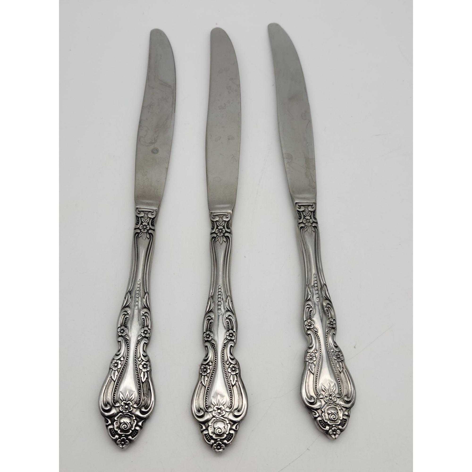Lot De 3 Couteaux Style Rocaille - Motif Feuille De Chanvre - Métal Argenté - Stainless Korea - Années 20-40