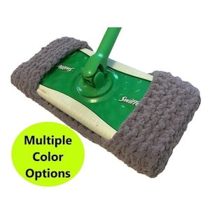 Puede incluir: Funda de crochet gris para un cabezal de mopa Swiffer Sweeper. La funda está hecha de un hilo suave y esponjoso y se ajusta perfectamente al cabezal de la mopa. Hay disponibles múltiples opciones de color.