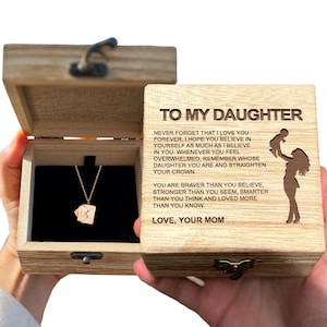 Regalo per mia figlia dalla mamma Confezione regalo incisa su legno con collana con lettera d'amore - Set regalo per non dimenticare mai gioielli da madre a figlia, busta