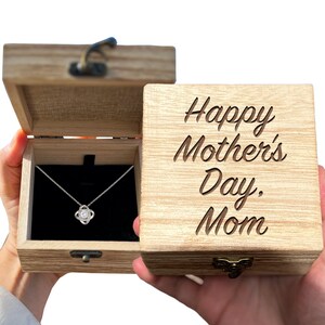 Set regalo per la festa della mamma con messaggio inciso per la mamma, dalla figlia o dal figlio alla mamma, collana di gioielli, confezione regalo unica in legno.