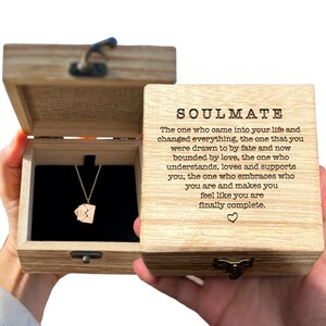 Geschenk Set mit Liebesbrief Halskette Schmuck in Holz Geschenkbox für Valentinstag Zitat graviert für Soulmate Liebe herzliche Nachricht Andenken