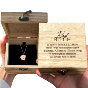 Divertido juego de regalo para mejores amigas con mensaje grabado de "Mejor perra" en caja de regalo de madera. Regalo ingenioso y caprichoso para mejores amigas. Recuerdo de amistad.