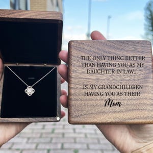 Lo único mejor que tenerte como nuera. Collar en caja de regalo de madera. Regalo grabado para el Día de la Madre para nuera.