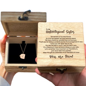 Collar de hermana no biológica para su caja de regalo de madera, regalo de hermanas no biológicas, regalo de mejor amiga, joyería de amistad, BFF, regalo de grabado
