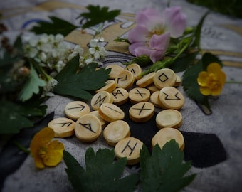 24 Runen aus Aubépine Holz