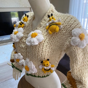 KnitWomanly、キュートなレディースカーディガン、ニット3Dビーベルベットデイジーセーター、チャンキーフローラルカーディガン、クロップビーニットカーディガン、ビッグデイジー、ギフト