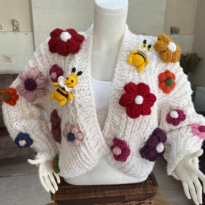 READY to SHIP, Cardigan for Women, White Chunky 3D Flower and Bee Sweater, 3D Flower Cardigan For Girl, Big Flowers, Daisy Knitted Chunky