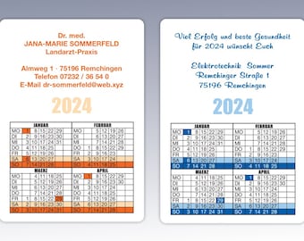 Petit calendrier 2024 pratique pour votre portefeuille ou votre sac à main au format carte à jouer. Personnalisé avec le texte de votre choix, 2 couleurs.