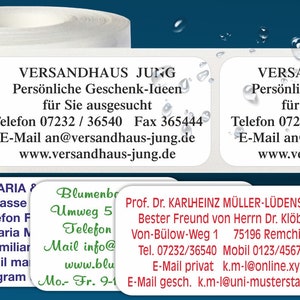 Puede incluir: Un rollo de etiquetas adhesivas blancas con texto en alemán. Las etiquetas rectangulares con esquinas redondeadas muestran nombres de empresas, información de contacto y direcciones web. El fondo es un degradado azul.