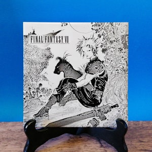 Op de afbeelding: Zwart-witte illustratie van een videogamepersonage uit Final Fantasy VII. Het personage zit met een groot hondachtig dier. De afbeelding is op een witte achtergrond met de tekst "FINAL FANTASY VII" bovenaan.